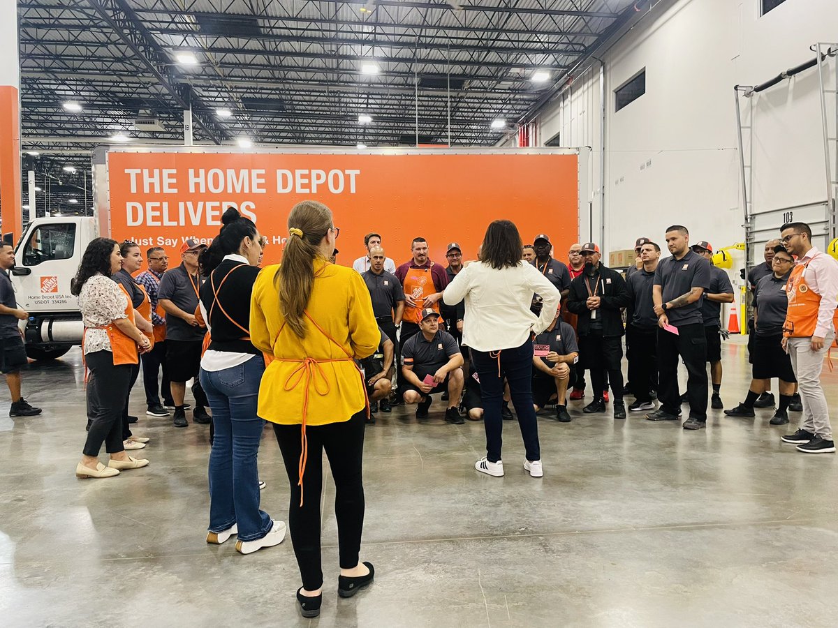 Another wonderful morning with our Fleet Team. 🚚 Special visit from Lisa and her team !🧡 #DaleMiami #FleetFleetFleet #HDPrivateFleet #HDDriver