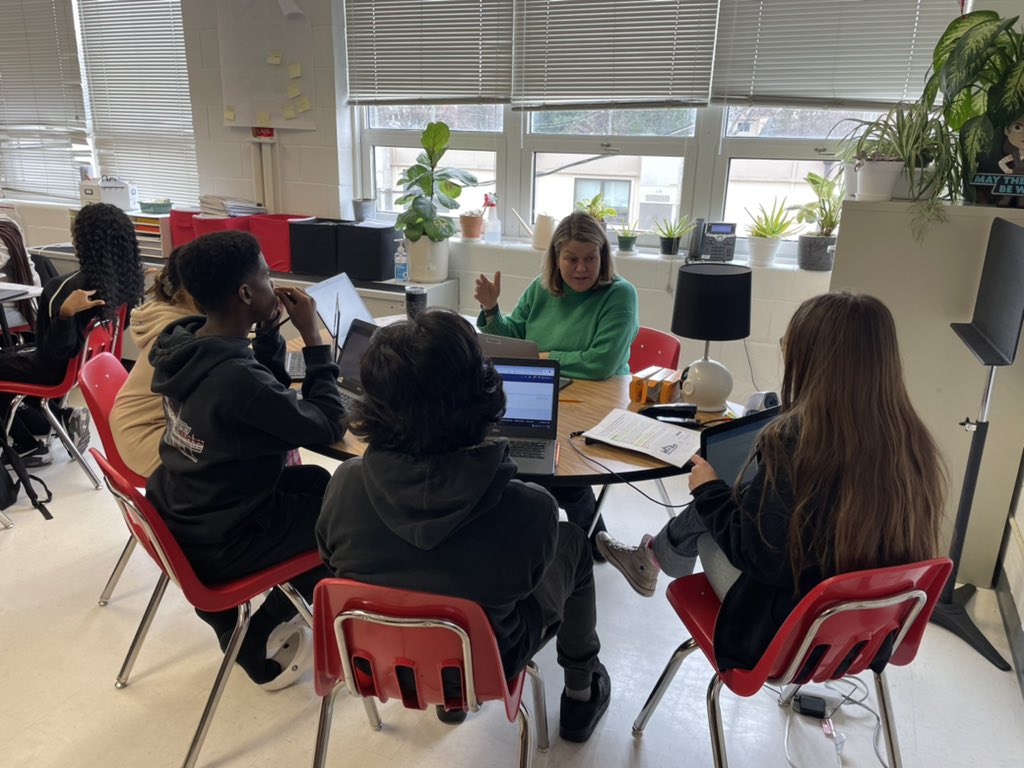 Proud of <a href="/BethMcK4/">MsCrowEnglish</a> for her leaps of faith! Pulling a small group of students in English 10 to work on pushing their thinking on their MYP projects. 

#AtomNation