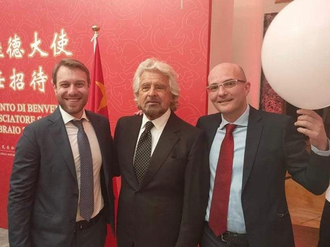 CrazyItalianPol's tweet photo. 5 Star Movement founder Beppe Grillo gives an inflatable white balloon to the new Chinese ambassador to Italy Jia Guide, joking about Beijing's balloon shot down in the US.

Feb 22, 2023. https://t.co/PfYrVVQKog