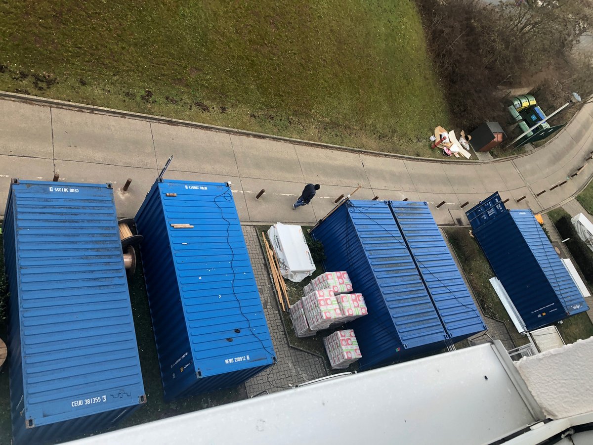 G_Platzdasch's tweet photo. 2
Meine Mitteilung, daß die Sanierung in unserem Haus abgeschlossen ist, aber in den Häusern nebenan fortgesetzt wird, illustrierte ich mit einem - für mich belanglosen - Schnappschuß aus dem Arbeitszimmer-Fenster. https://t.co/56idqOLNOr
