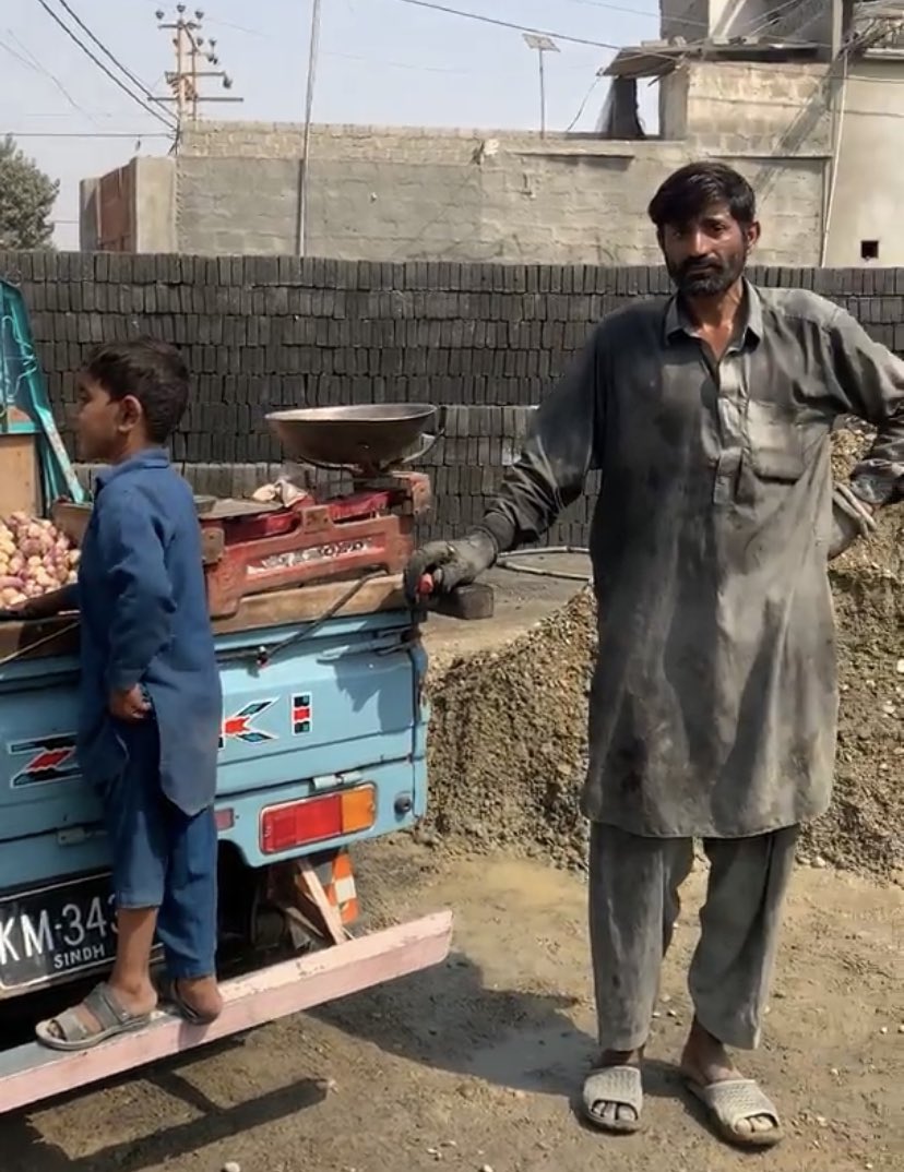 In a low-income neighbourhood of Pakistan’s largest city, 16 seemingly healthy children &amp; three adults died suddenly within days of each other last month. 

Explaining their mysterious deaths has become part of a heated tug of war, &amp; there are two competing theories. 🧵(1/11)