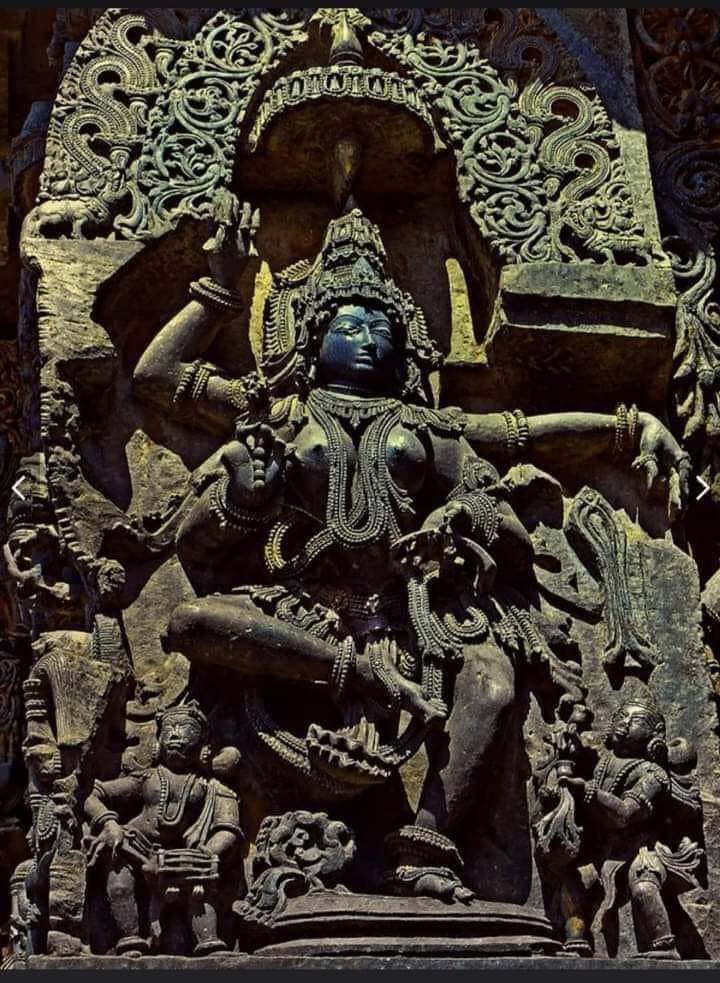 Hindu_Tradition's tweet photo. 🌺The rich artistic form of stone carvings in Hoysaleswara temple, Halebidu, Karnataka.🌺

🌺Built in 1120 CE, the Hoysaleswara temple of Halebidu is in true sense a gallery of artwork.🌺

Halebidu has the finest of Indian Sculptural heritage. https://t.co/bzezaecdKp