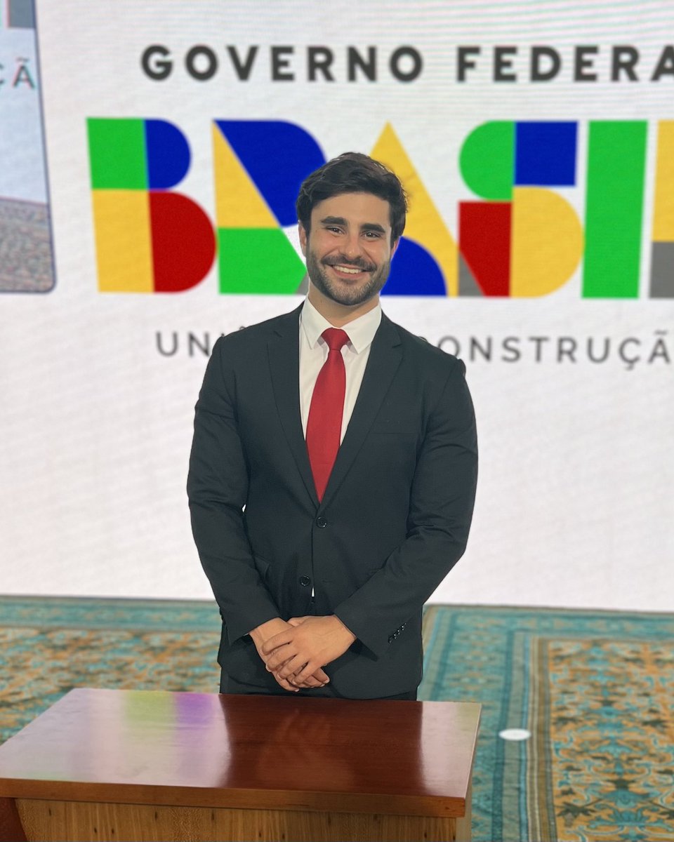 pedrorousseff's tweet photo. Alô, @LulaOficial o carnaval já passou! Tá na hora de criar o Ministério do Namoro. Teve muita gente que não beijou na boca e temos que melhorar isso urgente https://t.co/zYIYzStjxg
