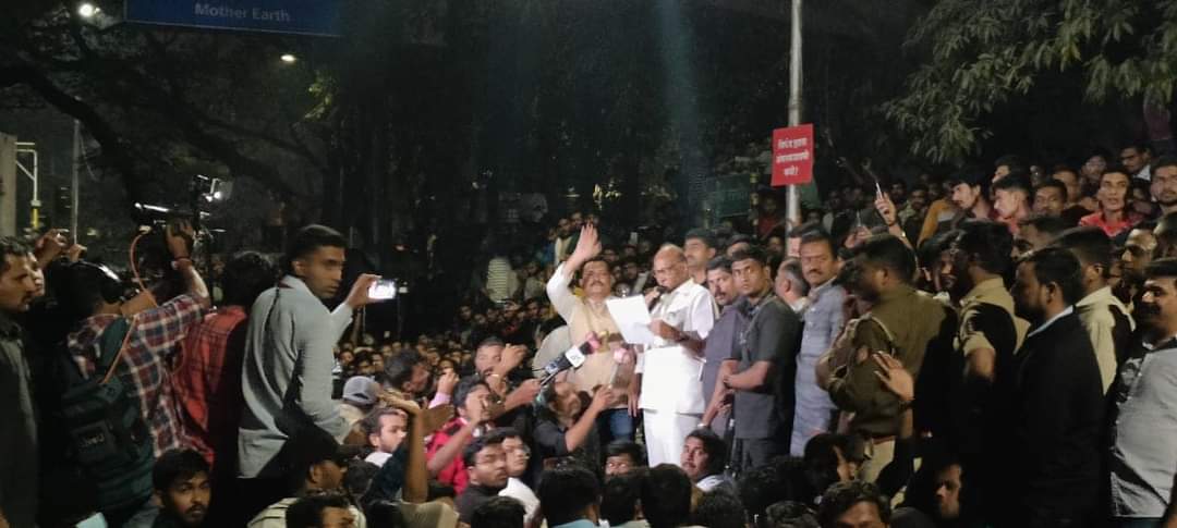 Prateek_J_Patil's tweet photo. एकसंघपणा, संयम आणि लढण्याची जिद्द असली तर लोकशाही अधिक बळकट होते. एमपीएससी परीक्षेची तयारी करणाऱ्या सर्व विद्यार्थ्यांचे हार्दिक अभिनंदन 💐
लोकांच्या न्याय हक्कांसाठी आपले सर्वस्व पणाला लावणारा अधिकारी वर्ग आपल्या माध्यमातून भविष्यात निर्माण होईल हा आम्हाला विश्वास आहे.#MPSC https://t.co/wkJrb63YLy