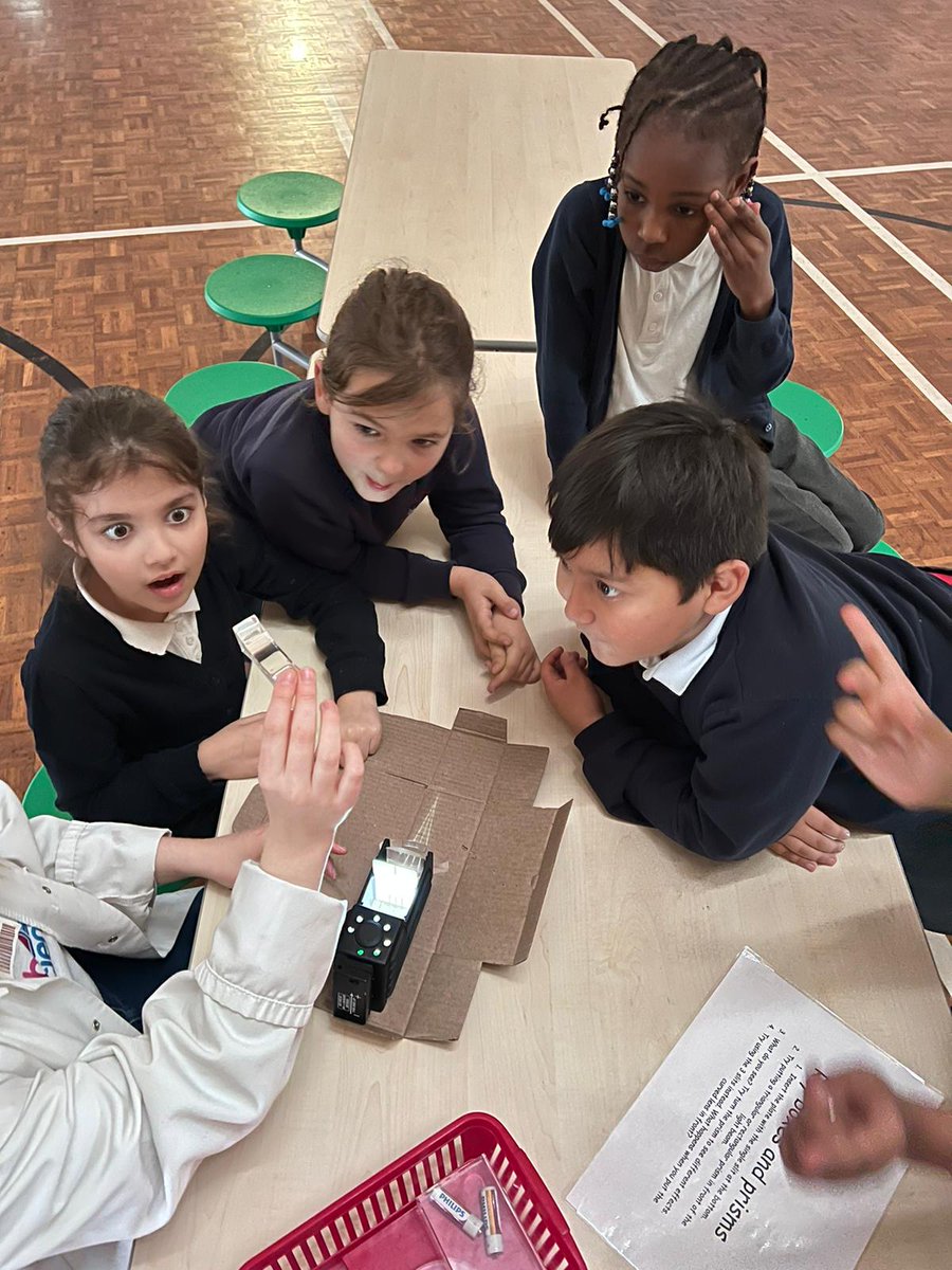 HandfordHallPS's tweet image. How does the light travel? And did you know that all objects produce light (electromagnetic waves)? WOW!
#year3
#Fabscience