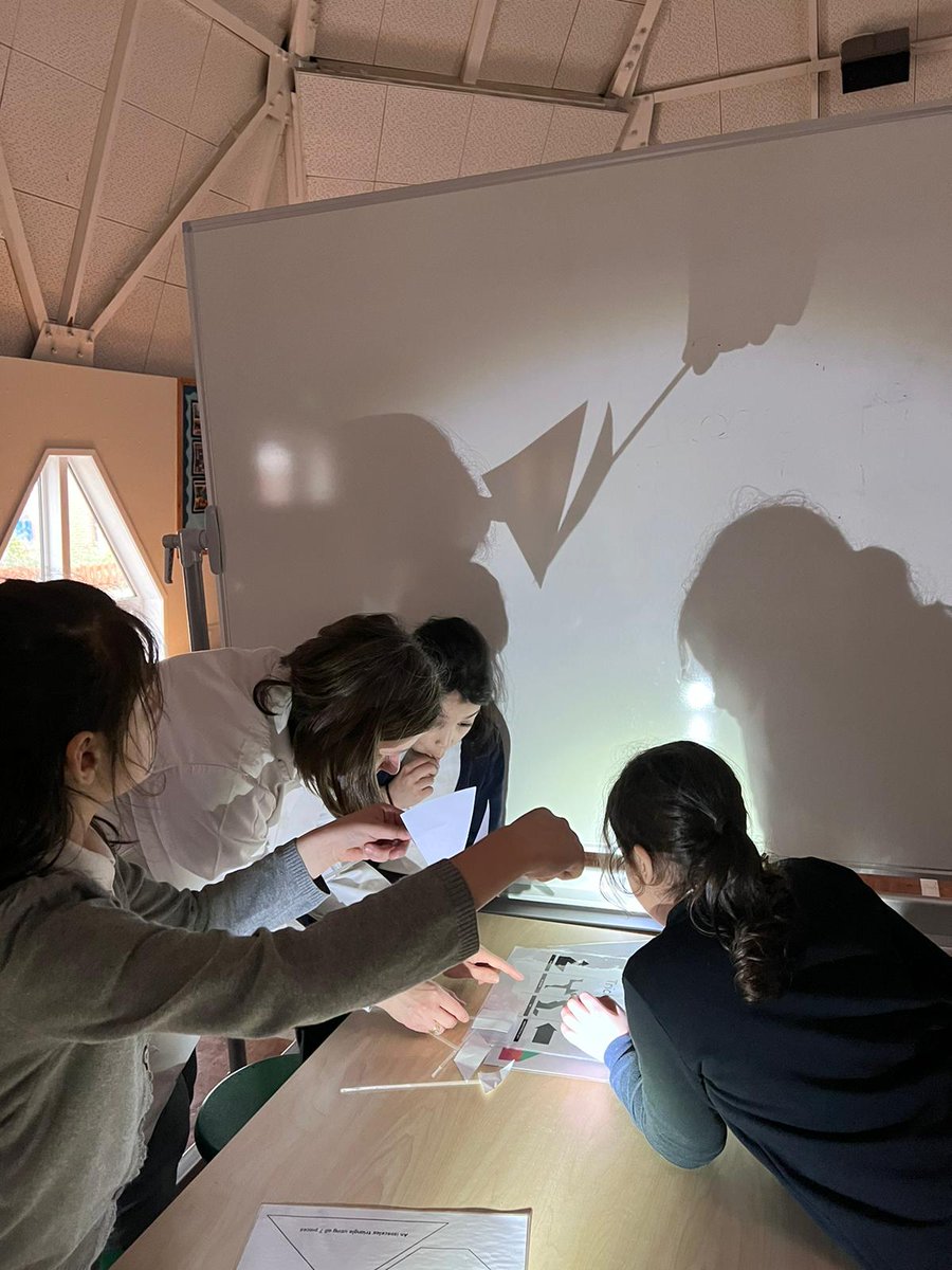 HandfordHallPS's tweet image. How does the light travel? And did you know that all objects produce light (electromagnetic waves)? WOW!
#year3
#Fabscience