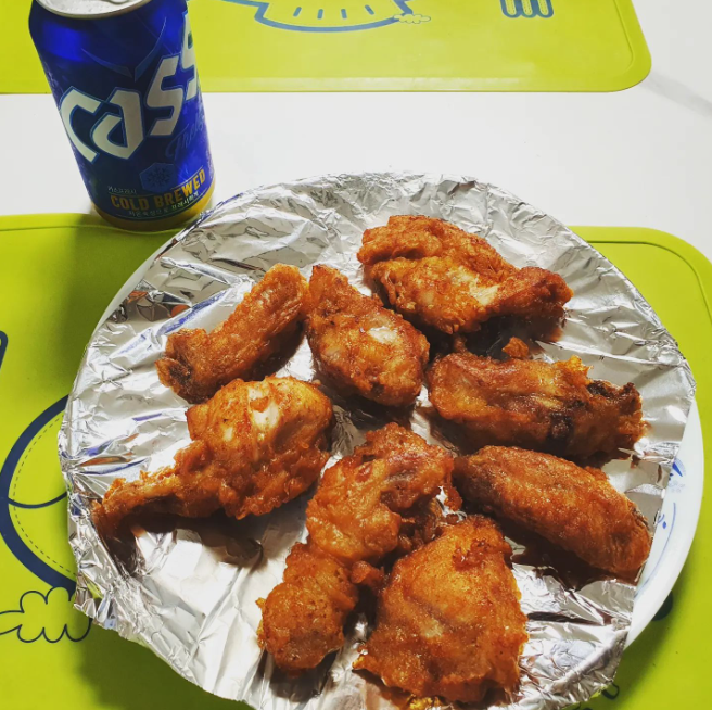PatrickHunt's tweet photo. 피곤할땐 카스 한잔 딱이죠~~~간단히 먹고 자야징!!  트친분들도 꿀잠되세요...

#우리집 #치킨 #카스 #요리 #유부녀 #돌싱녀  #맛있다 #일상 #블로거 #야식 #홈쿡 #집밥 https://t.co/DgYmF0mbb7