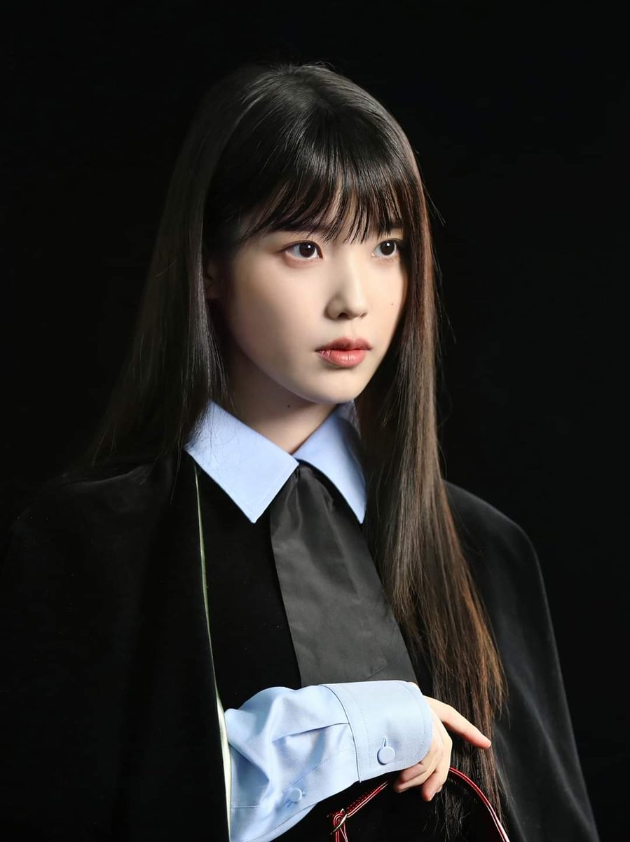 iu_pics's tweet photo. IU with bangs is flawless 😍 https://t.co/W9Fj0NpL7L