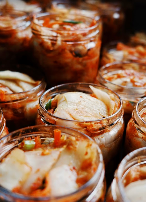 Februari, maand van de liefde. Daarom is deze versie extra pikant én alle inkomsten van deze batch gaan integraal nr de slachtoffers van de aardbevingen in Turkije en Syrië. Alles wordt doorgestort nr het Rode Kruis, Artsen Zonder Grenzen en Ahbap.

#kimjang #kimchi