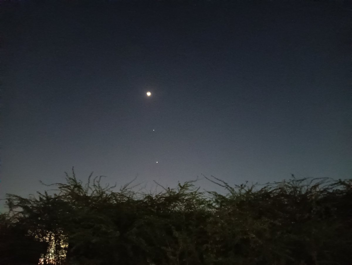 raahulkv's tweet photo. We don't always get this chance to see...
#Moon, #jupiter and #venus together in line.

#astronomy #planets https://t.co/HPC6lOP1Oo