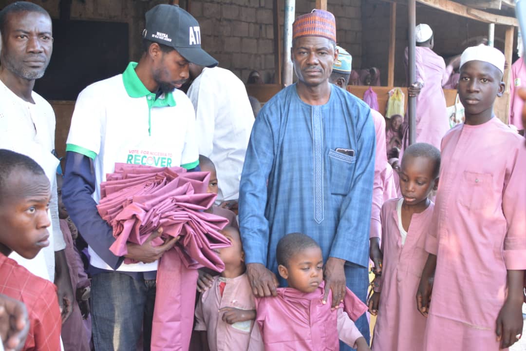 Ibrahimardo1's tweet photo. To ease the suffering made worse by the Naira redesign problem, Hajiya Fati Atiku Abubakar, the Chairperson of Women and Youth Support for Atiku (#WAYSA), has started distributing food supplies to Borno State's underprivileged.
#Waysa
#AtikuOkowa2023 https://t.co/3QO27pkYgJ