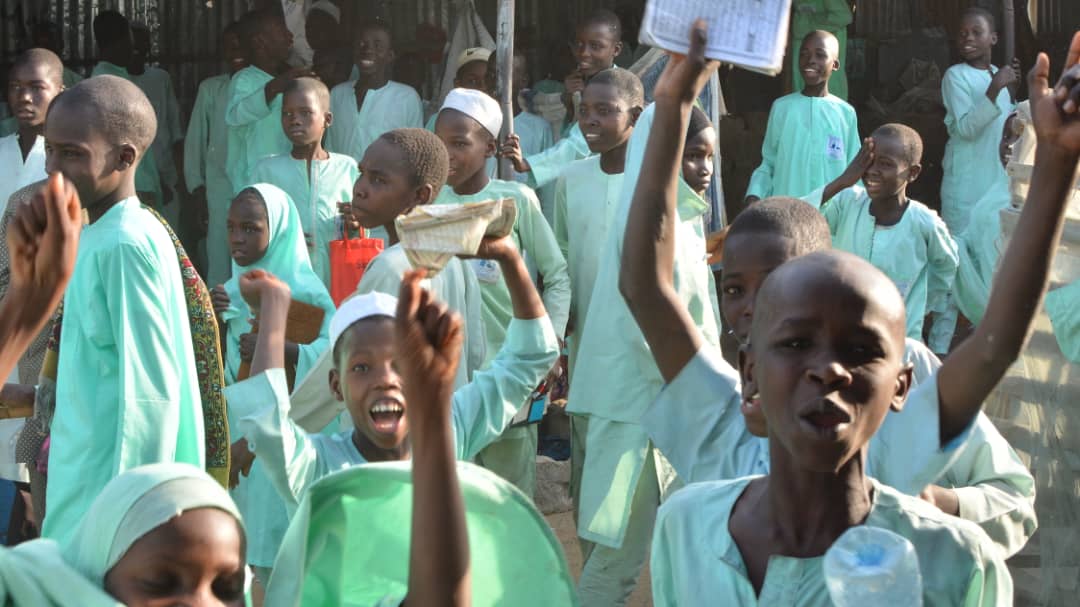 Ibrahimardo1's tweet photo. To ease the suffering made worse by the Naira redesign problem, Hajiya Fati Atiku Abubakar, the Chairperson of Women and Youth Support for Atiku (#WAYSA), has started distributing food supplies to Borno State's underprivileged.
#Waysa
#AtikuOkowa2023 https://t.co/3QO27pkYgJ