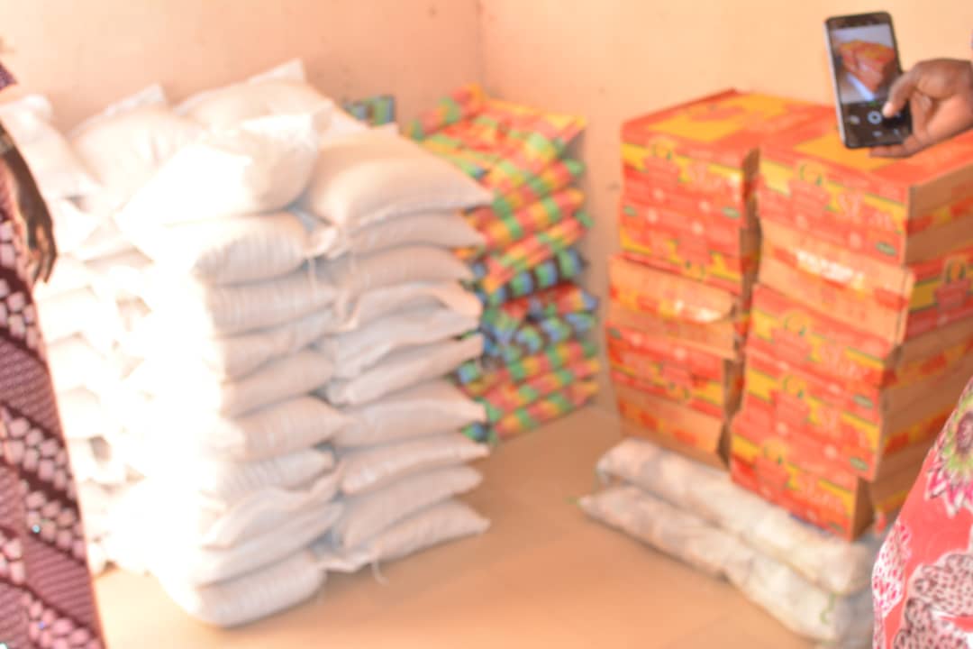 Ibrahimardo1's tweet photo. To ease the suffering made worse by the Naira redesign problem, Hajiya Fati Atiku Abubakar, the Chairperson of Women and Youth Support for Atiku (#WAYSA), has started distributing food supplies to Borno State's underprivileged.
#Waysa
#AtikuOkowa2023 https://t.co/3QO27pkYgJ