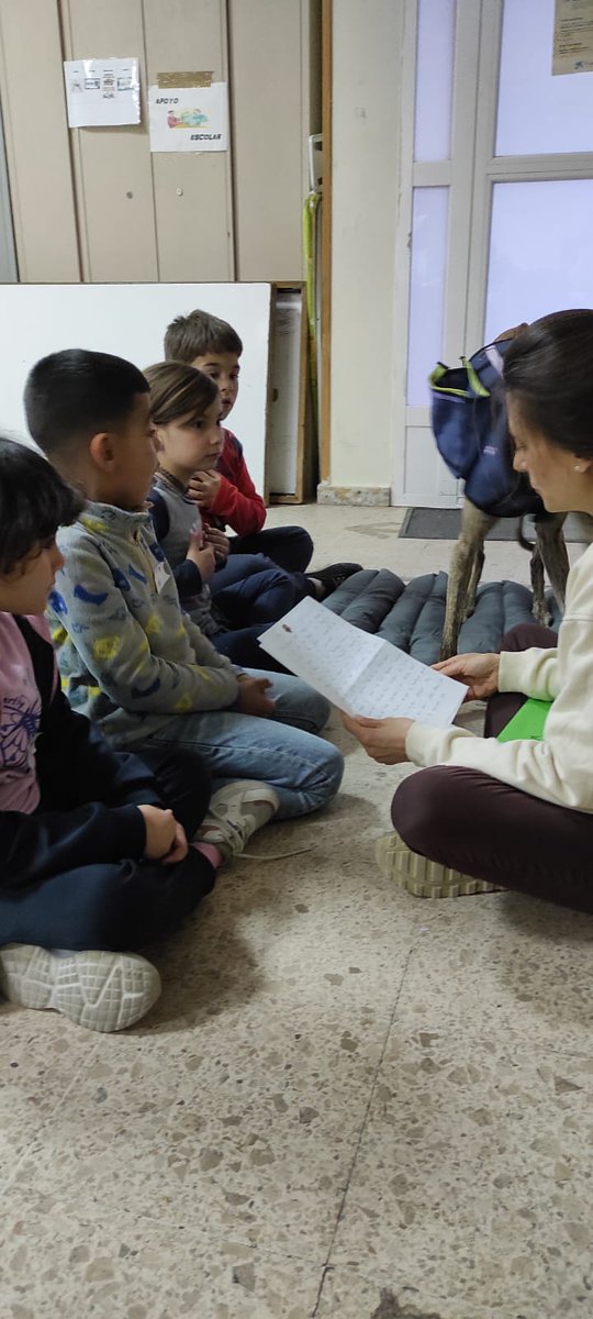 En la sesión de arteterapia asistida con perros. Un lugar mágico para nuestros/as menores en el cual tienen un momento de tranquilidad, imaginación y diversión.

#arte #emociones #infancia #creación

@la_coordinadora