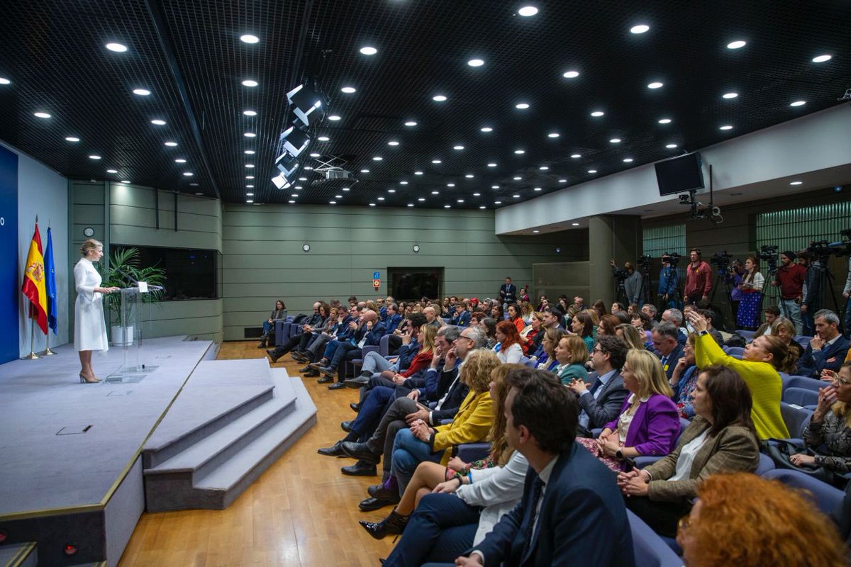 Yolanda_Diaz_'s tweet photo. La Estrategia Española de Seguridad y Salud en el Trabajo es fruto de un nuevo acuerdo del Diálogo Social. 

Un plan, hasta 2027, que implica a empresas, administraciones y personas trabajadoras y que dará paso a una nueva Mesa de Diálogo sobre prevención de riesgos laborales. https://t.co/O8P45VpKt9