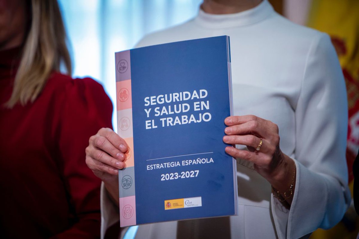 Yolanda_Diaz_'s tweet photo. La Estrategia Española de Seguridad y Salud en el Trabajo es fruto de un nuevo acuerdo del Diálogo Social. 

Un plan, hasta 2027, que implica a empresas, administraciones y personas trabajadoras y que dará paso a una nueva Mesa de Diálogo sobre prevención de riesgos laborales. https://t.co/O8P45VpKt9