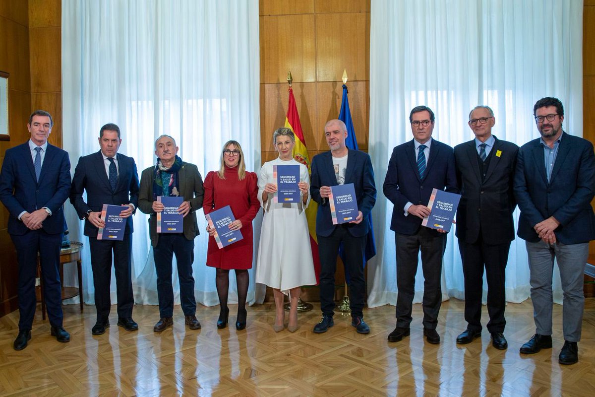 Yolanda_Diaz_'s tweet photo. La Estrategia Española de Seguridad y Salud en el Trabajo es fruto de un nuevo acuerdo del Diálogo Social. 

Un plan, hasta 2027, que implica a empresas, administraciones y personas trabajadoras y que dará paso a una nueva Mesa de Diálogo sobre prevención de riesgos laborales. https://t.co/O8P45VpKt9