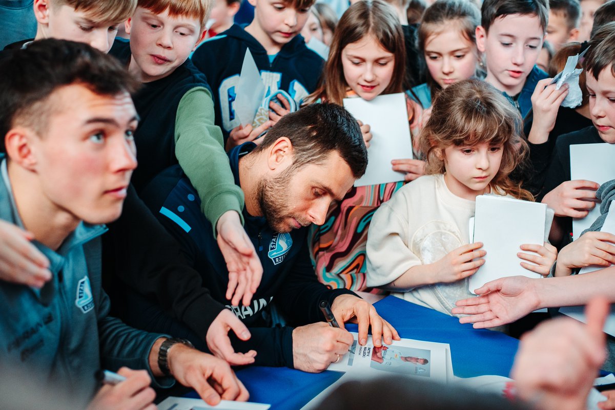 StalRzeszow's tweet photo. 📸Zobaczcie, jak wyglądała nasza pierwsza wizyta w ramach akcji #LekcjeZeStalą w SP 21 w Rzeszowie 👉 https://t.co/eafK4XEdVP https://t.co/RbOXJLR8wZ