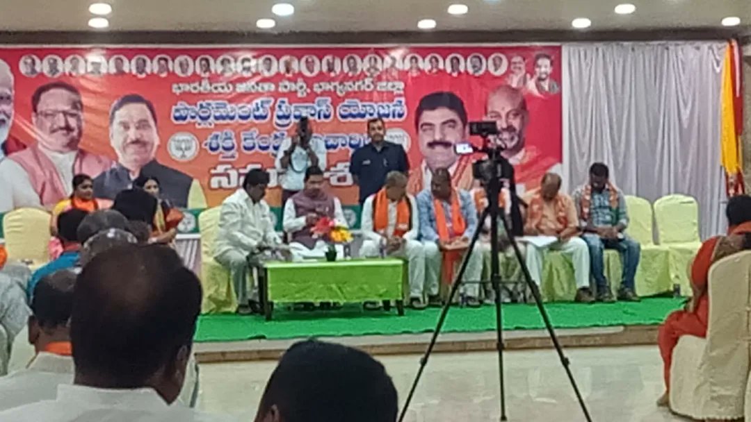 bjdmbnz's tweet photo. Bjp Bhagyanagar జిల్లా పార్లమెంట్ ప్రవాస్ యోజన శక్తి కేంద్ర ఇంచార్జ్ ల ముఖ్య సమావేశం లో పాల్గొన్న BJP SC Morcha Bhagyanagar Zilla నాయకులు కార్యకర్తలు 🚩
ముఖ్య అతిథిగా విచ్చేసిన : భారత పార్లమెంటరీ వ్యవహారాల బొగ్గు మరియు గనుల కేంద్రమంత్రి శ్రీ ప్రహాలద్ జోషి గారు 🙏🚩 https://t.co/1GTotbskU0