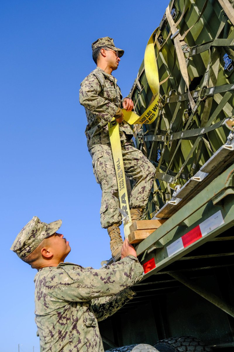 🇹🇷-🇺🇸 NAVEUR continues to lead the @DeptofDefense humanitarian and disaster response in #Turkiye.

#Seabees assigned to #NMCB11 prepare and load boxes containing winterized 'Alaska' shelters for delivery from @NAVSTA_Rota to Incirlik Air Base. #TurkiyeDeprem