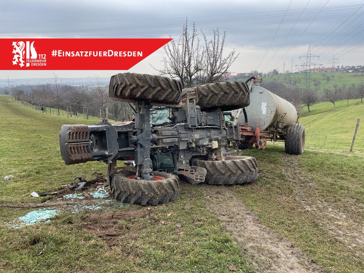 FeuerwehrDD's tweet photo. Unfall mit einem Traktor auf einem Feld in @stadt_dresden #Merbitz #Podemus

Dabei zog sich der Fahrer des Traktors Verletzungen zu. Er wurde durch Ersthelfer versorgt und wird nun mit einem Rettungswagen ins Krankenhaus transportiert.

#EinsatzfuerDresden #Dresden https://t.co/mMcCSSfNW6