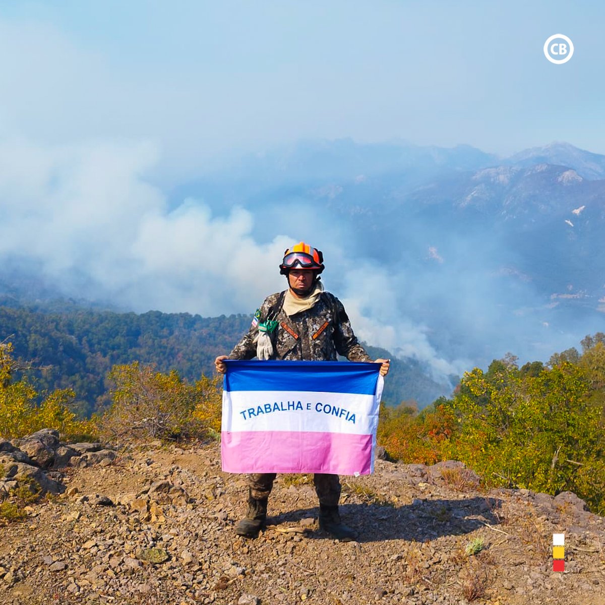 bombeirosES's tweet photo. Hoje é o 12º dia de operação da Força Nacional no Chile em decorrência dos incêndios florestais q acometem o país, o ST Loyola que integra a equipe informou que devido o relevo bastante montanhoso, o clima seco e a incidência de ventos dificultam os combates. #bombeiromilitares https://t.co/yymRzwRXZS