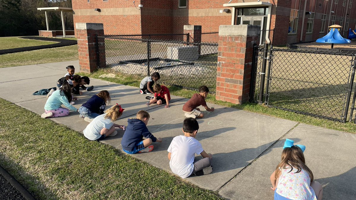 LovesExplorers's tweet photo. We went outside this morning and used sidewalk chalk to sound out our words now that we have learned all our sounds. We even worked on magic e words! @CatawbaTrail https://t.co/dHvCZq3LJR