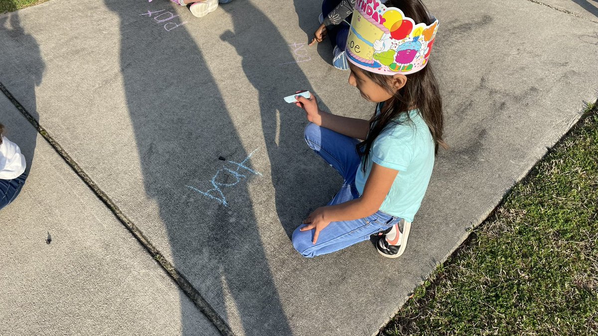 LovesExplorers's tweet photo. We went outside this morning and used sidewalk chalk to sound out our words now that we have learned all our sounds. We even worked on magic e words! @CatawbaTrail https://t.co/dHvCZq3LJR