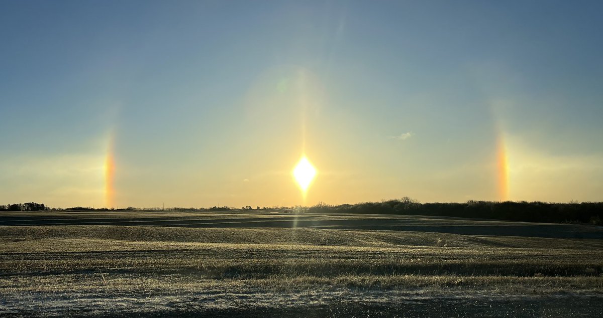 AcreManagement1's tweet photo. Pretty cool sight in the east this morning! #nebraska sunrise #sundogs https://t.co/R8WcyIIrim