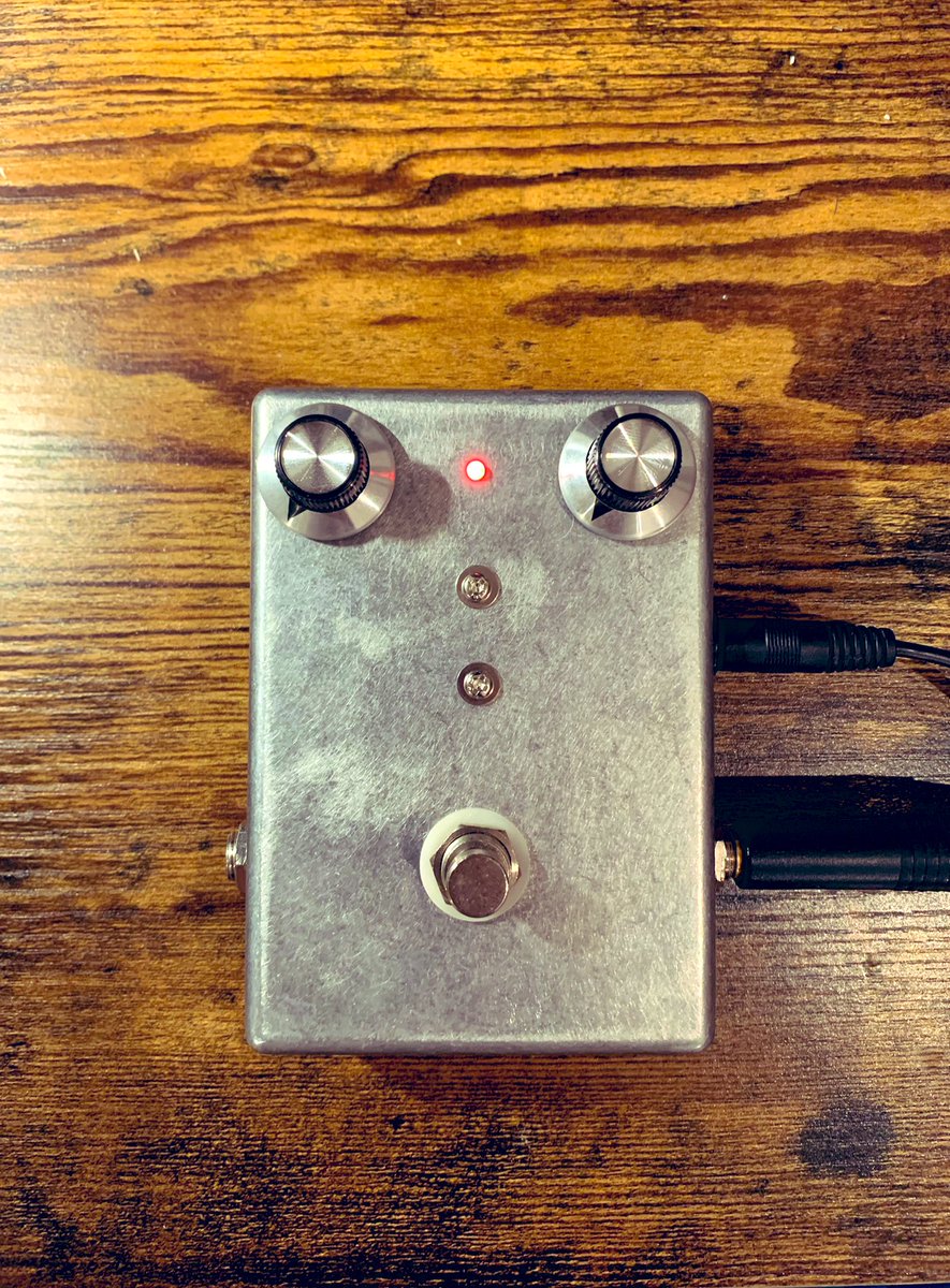 TONE BENDER！！

ノブが若干筐体からハミ出そうになってるのが素人っぽくてとても良いですね

無塗装筐体、アリです