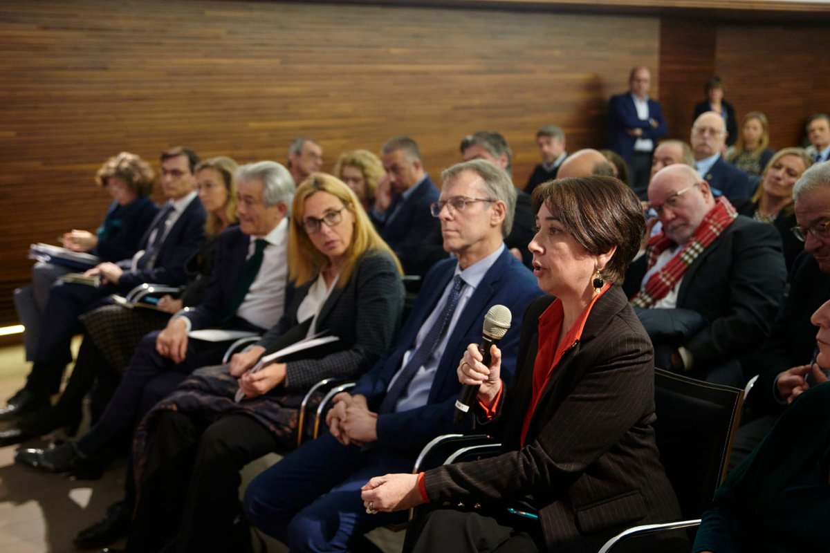 PimecAutonoms's tweet photo. 🗣️ @elisabet_bach: "La #reformaRETA és positiva però és un punt de partida i no d’arribada"
A la conferència “Converses del degà” a @economistescat, amb @joseluisescriva (@inclusiongob) parlem de #pensions, seguretat social, #autònoms, reforma del #RETA i molt més. https://t.co/LWfQnS4mdv
