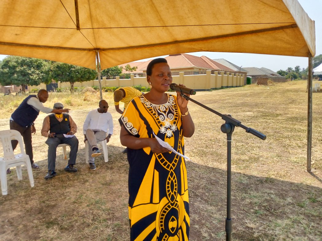 ugandainvest's tweet photo. Minister of State for Economic Monitoring Hon Beatrice Akello Okori moderates presentation and discussion on status of roads and infrastructural development in Acholi sub-region during the @KagutaMuseveni Presidential Tour of the region. https://t.co/izmjZegpDw