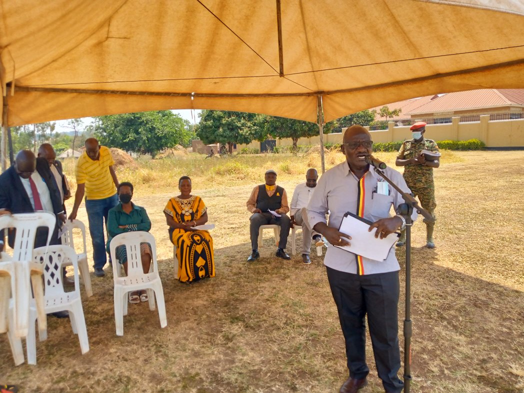 ugandainvest's tweet photo. Minister for Works and Transport @GenWamala briefing the people of Acholi sub-region on status of roads and infrastructural development in the region; this in Gulu City during @KagutaMuseveni Presidential Tour of the region to promote investments and wealth creation. https://t.co/yvS2PEQsvp