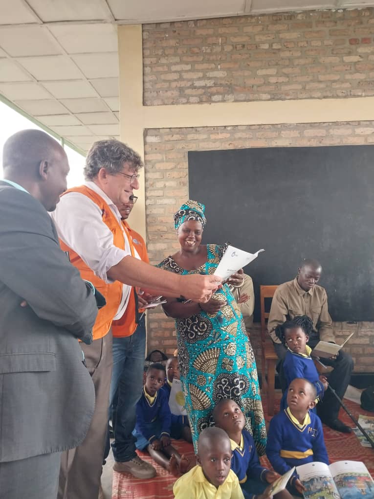 WVRwanda's tweet photo. #HappeningNow:@USAIDRwandaMD Jonathan Kamin is visiting Muyange Community Model ECD,supported by Uburezi Iwacu Activity.The Mission Director took time to interact with the children and care givers at the ECD.
1/2 https://t.co/5LcobhiMvf