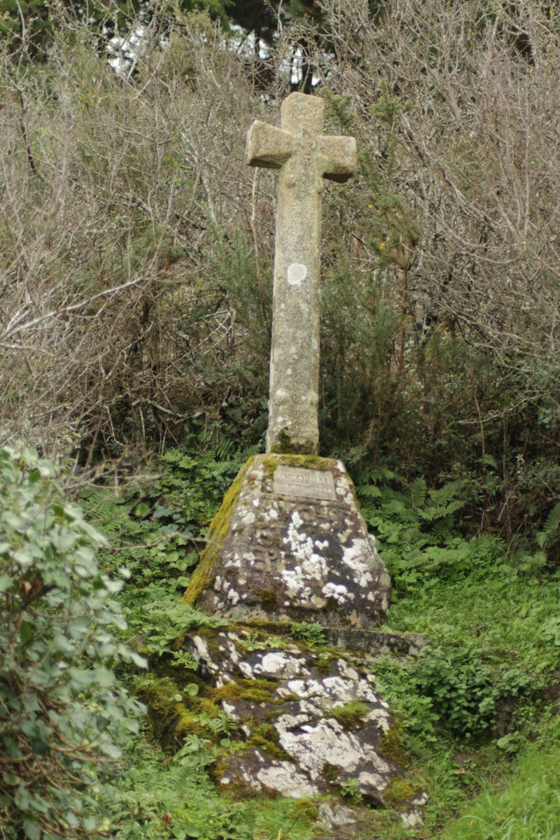 soscalvaires's tweet photo. Cette #croix fut dressée en #mémoire du Dr Rahuel, connu à #saintbrieuc pour sa #foi et son #dévouement auprès des plus pauvres est mort en #mer, surpris par la #maréemontante. Ses enfants ont souhaité l'honorer avec ce #calvaire #facealamer.
#soscalvaires #cotesdarmor https://t.co/tVh2BmeCOW