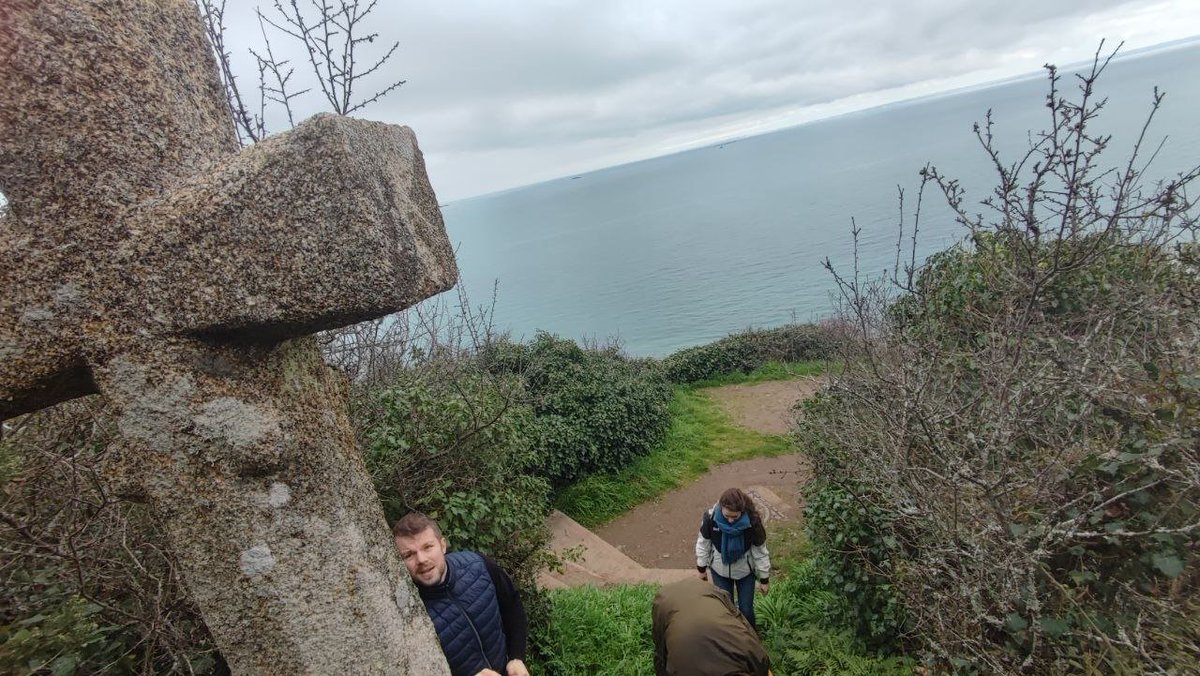 soscalvaires's tweet photo. Cette #croix fut dressée en #mémoire du Dr Rahuel, connu à #saintbrieuc pour sa #foi et son #dévouement auprès des plus pauvres est mort en #mer, surpris par la #maréemontante. Ses enfants ont souhaité l'honorer avec ce #calvaire #facealamer.
#soscalvaires #cotesdarmor https://t.co/tVh2BmeCOW