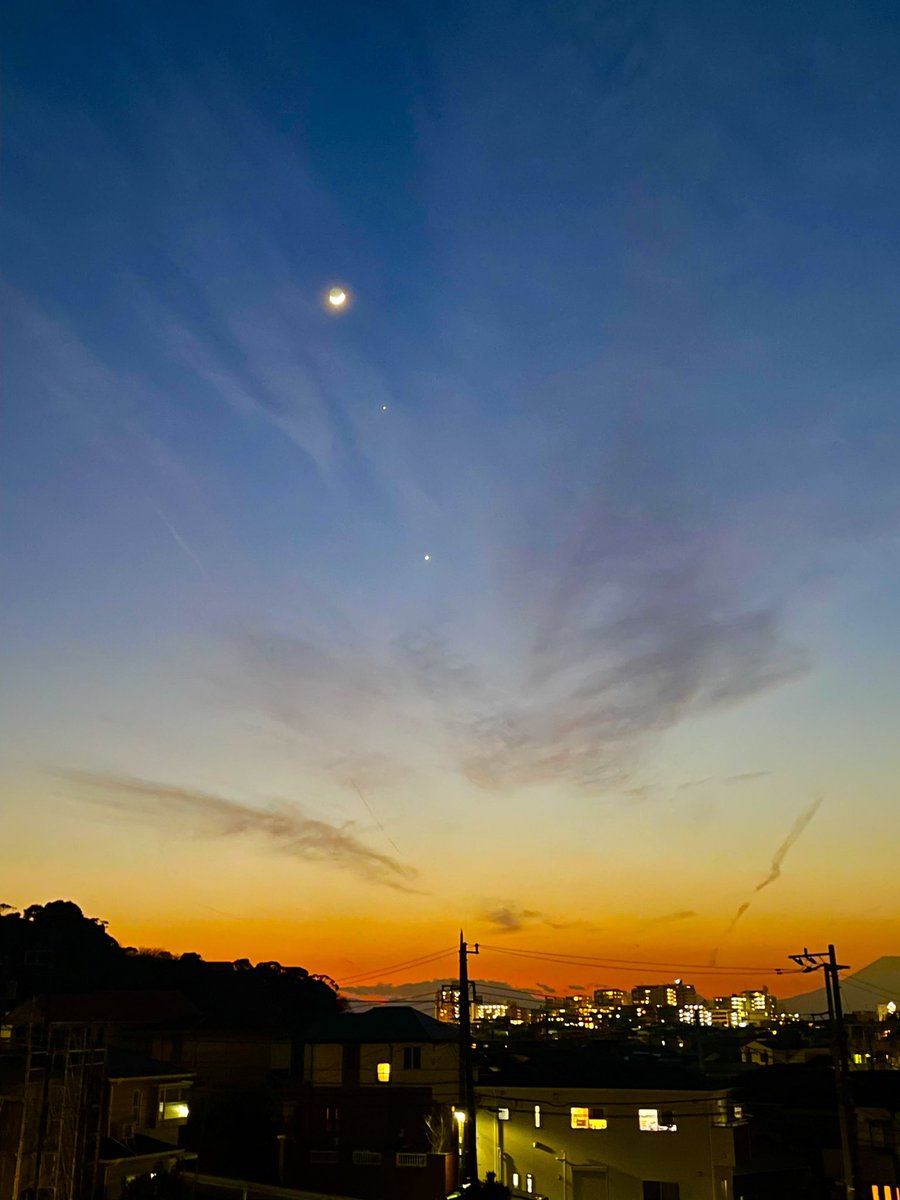 mitopi's tweet photo. @KAGAYA_11949 素敵情報ありがとうございます🌙

昨日に続き見れてます😊

富士山🗻も一緒です。

鎌倉より https://t.co/IeDjjEYv8n