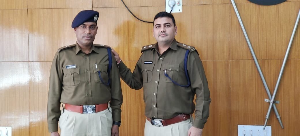 JindPolice's tweet photo. #Jind police एएसपी नरवाना आईपीएस श्री कुलदीप सिंह सहायक से अतिरिक्त पुलिस अधीक्षक  के पद पदोन्नत, एसपी जींद श्री नरेन्द्र बिजारनिया ने अशोक स्तंभ लगाकर दी बधाई।
@police_haryana 
@HisarRange 
@DGPHaryana https://t.co/A21Jk7UZk4
