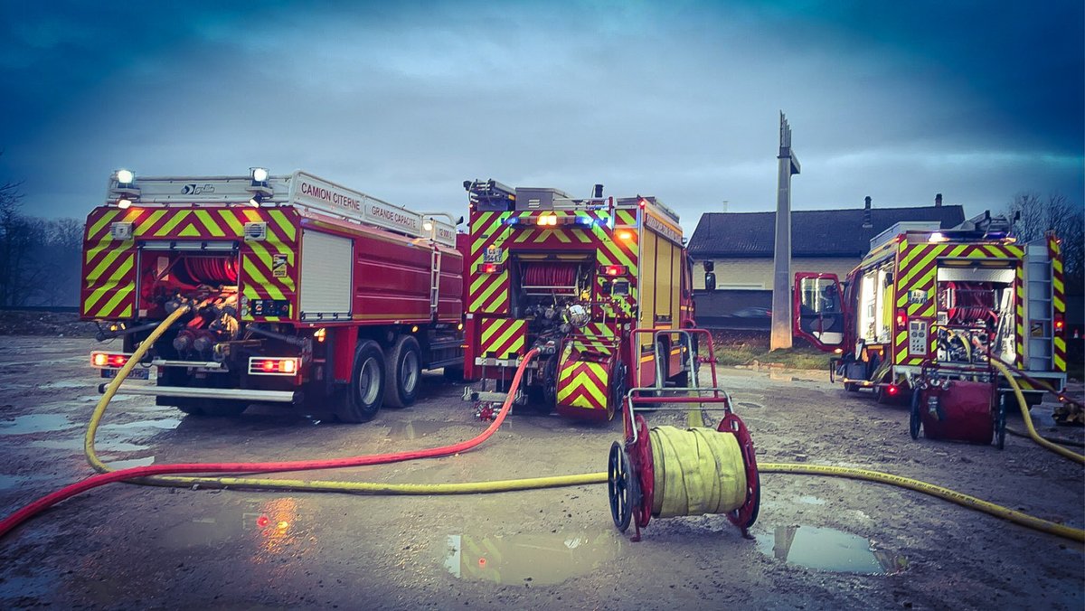 sdis25's tweet photo. [Intervention]
Ce matin les #sapeurspompiers du Doubs sont intervenus sur un #feu de restaurant avec habitation à #Chemaudin.
La totalité du bâtiment est impactée par le sinistre. Deux victimes blessées ont été transportées au CHU.

#intervention
#secours
#incendie https://t.co/Czj97eVLMM