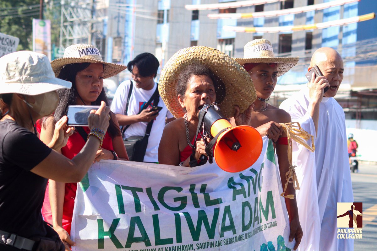 phkule's tweet photo. The Dumagat-Remontados protesting the construction of the Kaliwa Dam reached the Metropolitan Waterworks and Sewerage System (MWSS) earlier this morning.  #StopKaliwaDam

Photos by Gie Rodenas and KM Tablang https://t.co/fxMADLARWf