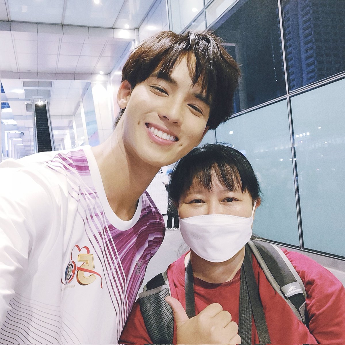 a_chatchada71's tweet photo. โดนท่านประธานจูตกไปเรียบร้อยแล้ว🤣🤣🤣 มนุษย์ป้าแพ้คนยิ้มสวยอ่าาา 😆😍😍💕💕💕
#ฟลุ๊คจ์พงศภัทร์
#flukepongsapat https://t.co/ADVX4LcJsW