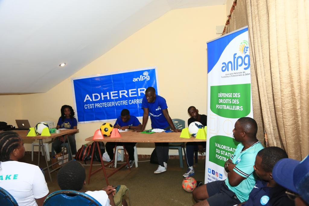 anfpg's tweet photo. La tournée de l'#ANFPG pour la sensibilisation et l'adhésion des footballeurs (H/F) continue avec le club @AtleticoAkanda qui nous a ouvert ses portes hier pour rencontrer les joueuses.
Merci à la Direction du Club et aux filles pour leur adhésion. https://t.co/PjyJtahvJH