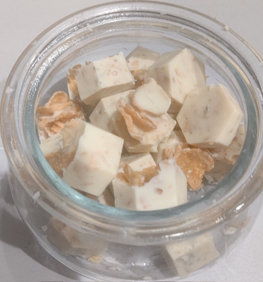 「シリコンの製氷皿でホワイトチョコとコーンフレークの簡単チョコクランチ作ってみた美」|mochiko姉の憂鬱のイラスト