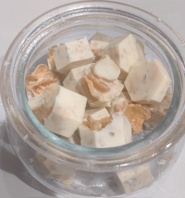 シリコンの製氷皿でホワイトチョコとコーンフレークの簡単チョコクランチ作ってみた美味しー 