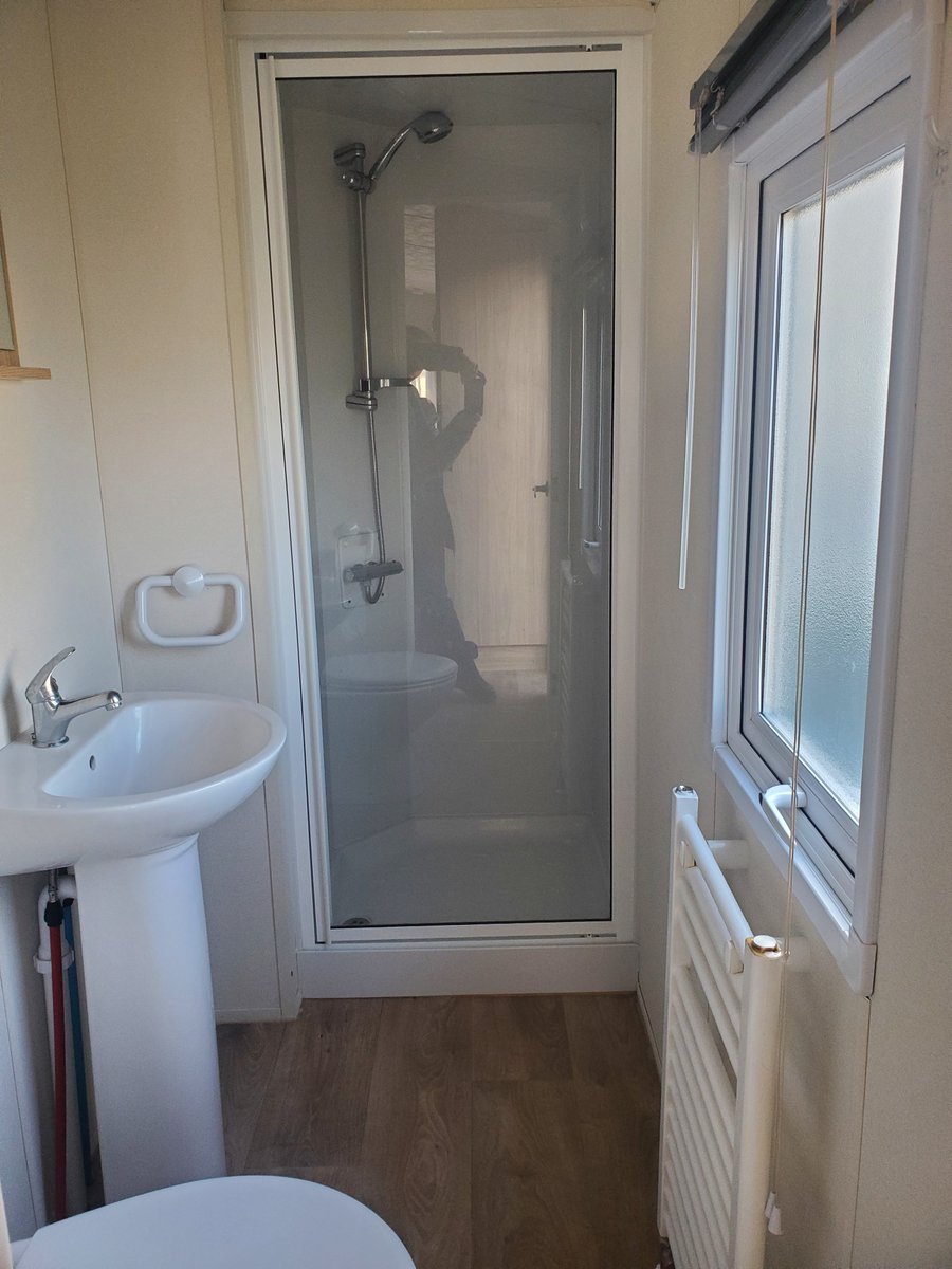 CastawaysBacton's tweet photo. Shower Room https://t.co/iJQKxj0Oft