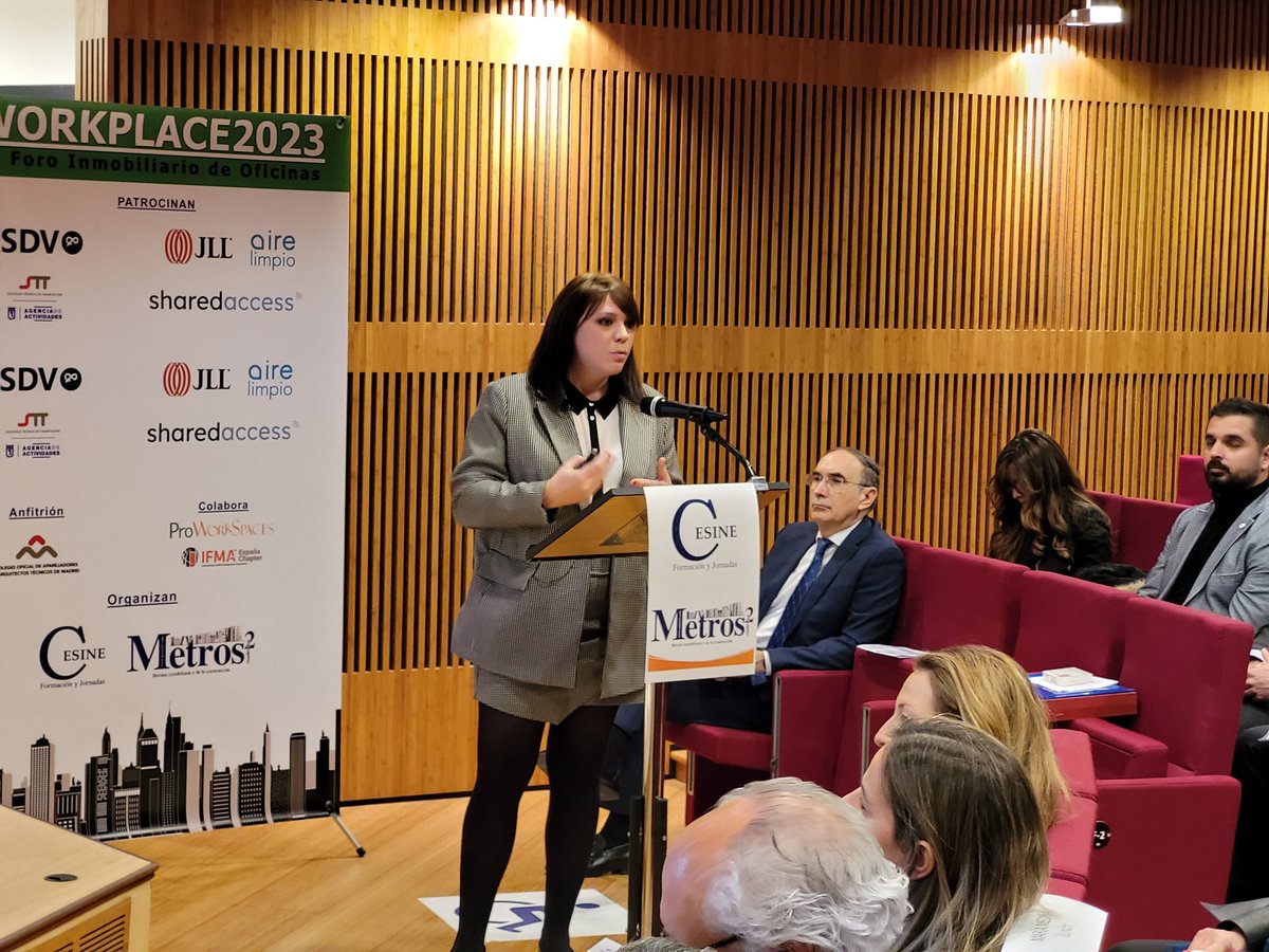 CesineEditorial's tweet photo. Raquel Guijarro, directora de #workplacestrategy de @JLLSpain destaca en #WORKPLACE2023 que una de las prioridades top en la oficina es la colaboración y la interacción social. https://t.co/H1VHOIbRKu