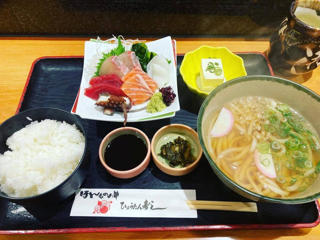 GduaJ5's tweet photo. ひょうたん寿司

刺身定食＋うどん
良コスパ

#江坂グルメ　#江坂ランチ　#寿司ランチ https://t.co/4kBWvXjLwf https://t.co/ENCvIo96xs