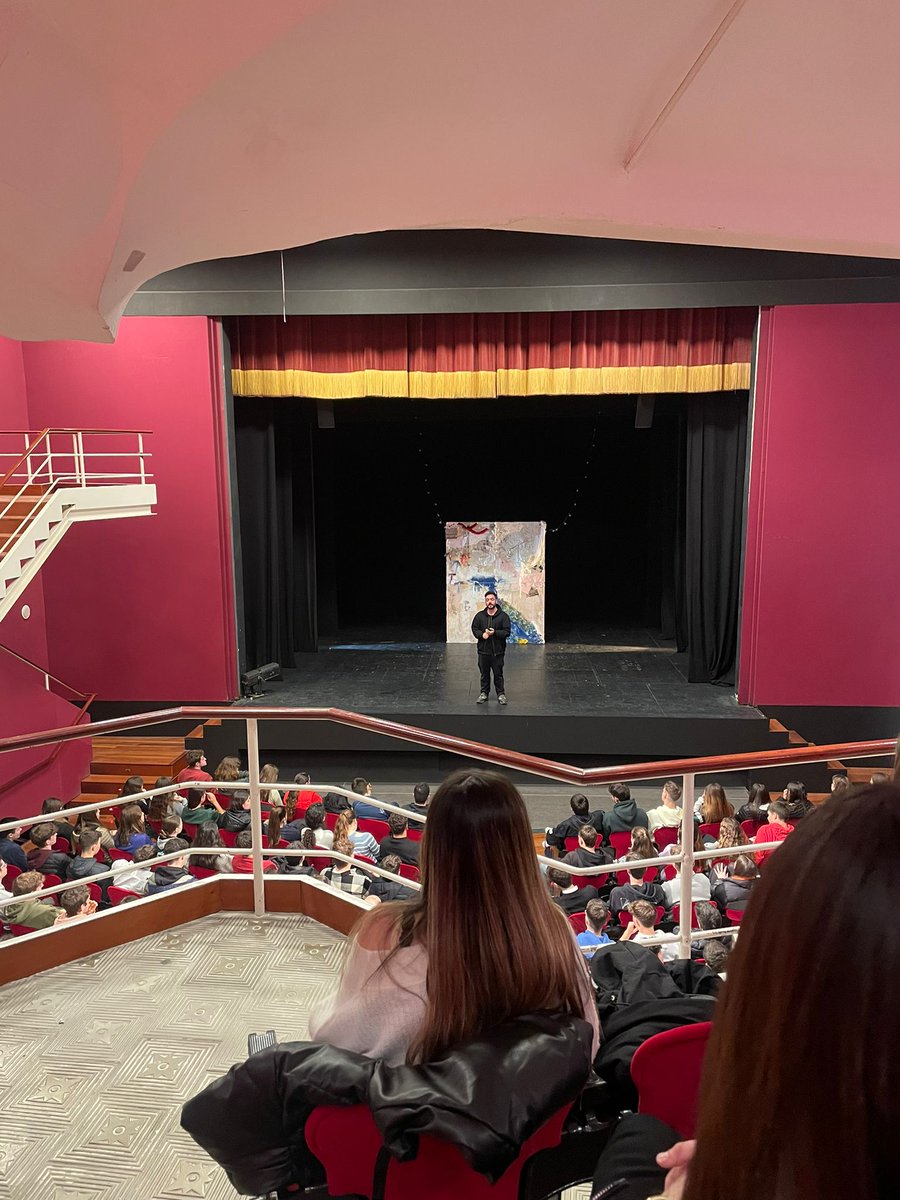 carmelitestgn's tweet photo. #ADMTWC #BATXC 2n de Batx, som al Teatre Metropol! Anem a veure l'obra de Mercè Rodoreda "La Plaça del Diamant", segur que la gaudirem molt! #ensagradaelteatre #viucarmelites #somifemescola https://t.co/MhqurRxrto