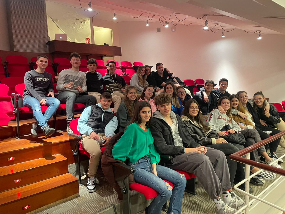 carmelitestgn's tweet photo. #ADMTWC #BATXC 2n de Batx, som al Teatre Metropol! Anem a veure l'obra de Mercè Rodoreda "La Plaça del Diamant", segur que la gaudirem molt! #ensagradaelteatre #viucarmelites #somifemescola https://t.co/MhqurRxrto
