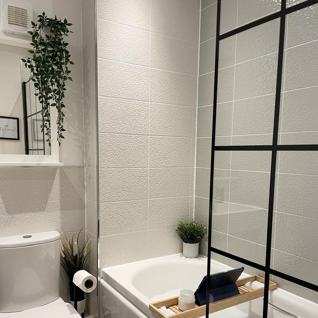 UnbeatableBath's tweet photo. Black Bathroom Accents 🖤

Get a contemporary look by creating contrast, with a stylish square framed bath screen! 🙌 #ShareMyUB

🏡 cartracyntani on IG

#Bathroom #NewBathroom #BathroomDesign https://t.co/IOtM74kDne